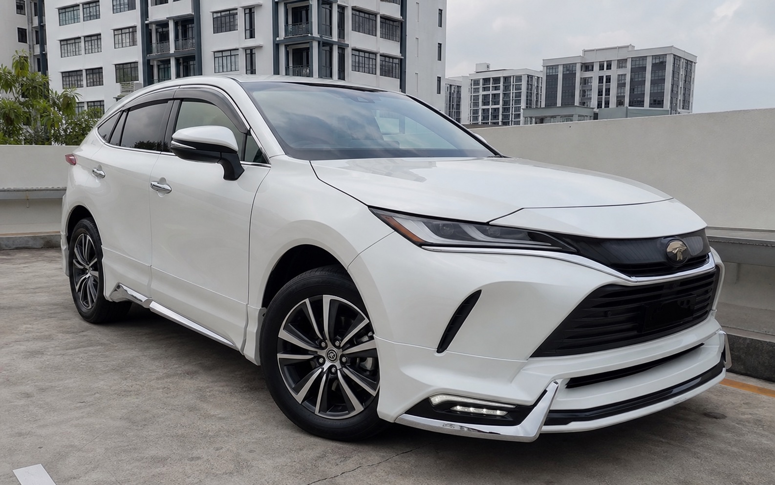 Catalogue visual of a pearl white Toyota Harrier Modelista