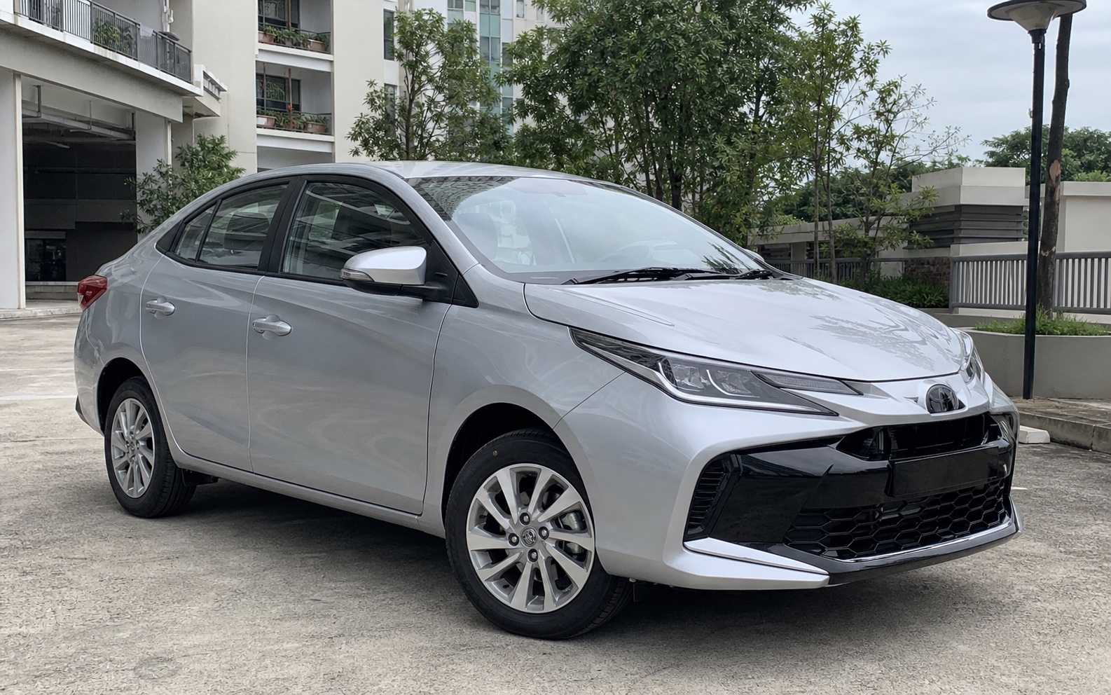Catalogue visual of a silver Toyota Vios
